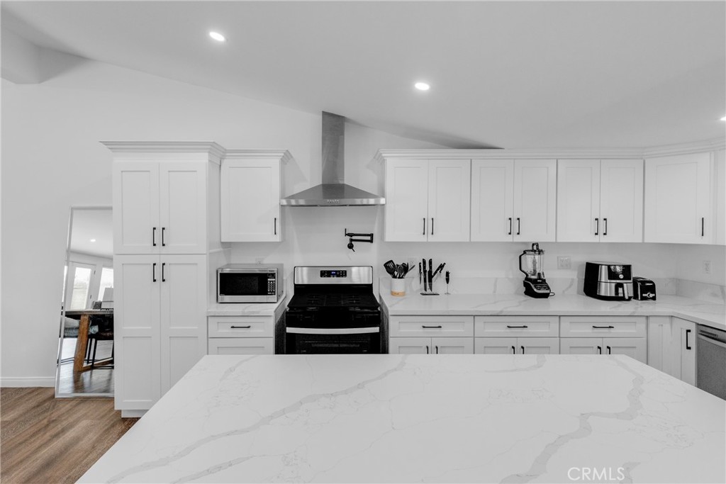 20540 Oxnard Street Property Photo 6