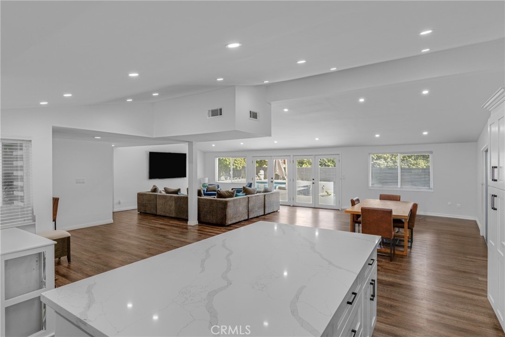 20540 Oxnard Street Property Photo 8