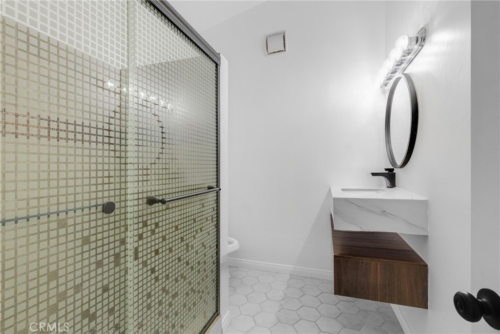 20540 Oxnard Street Property Photo 14