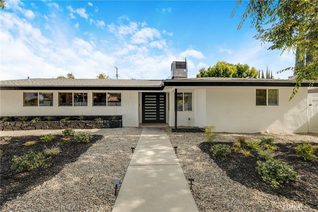 20540 Oxnard Street Property Photo 23