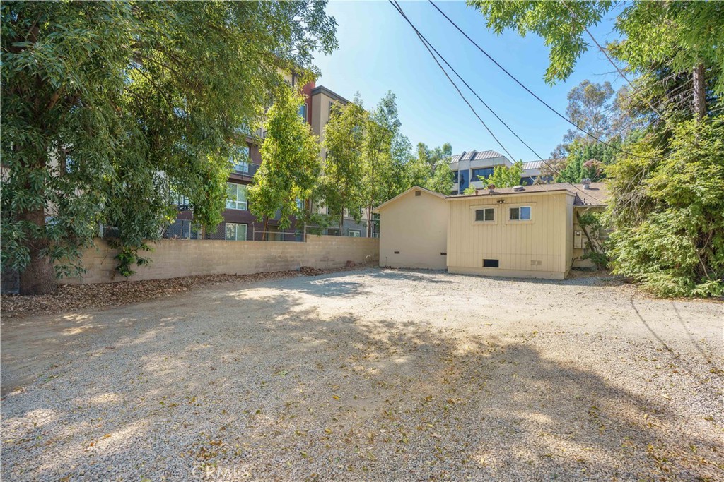 22151 Clarendon Street Property Photo 8