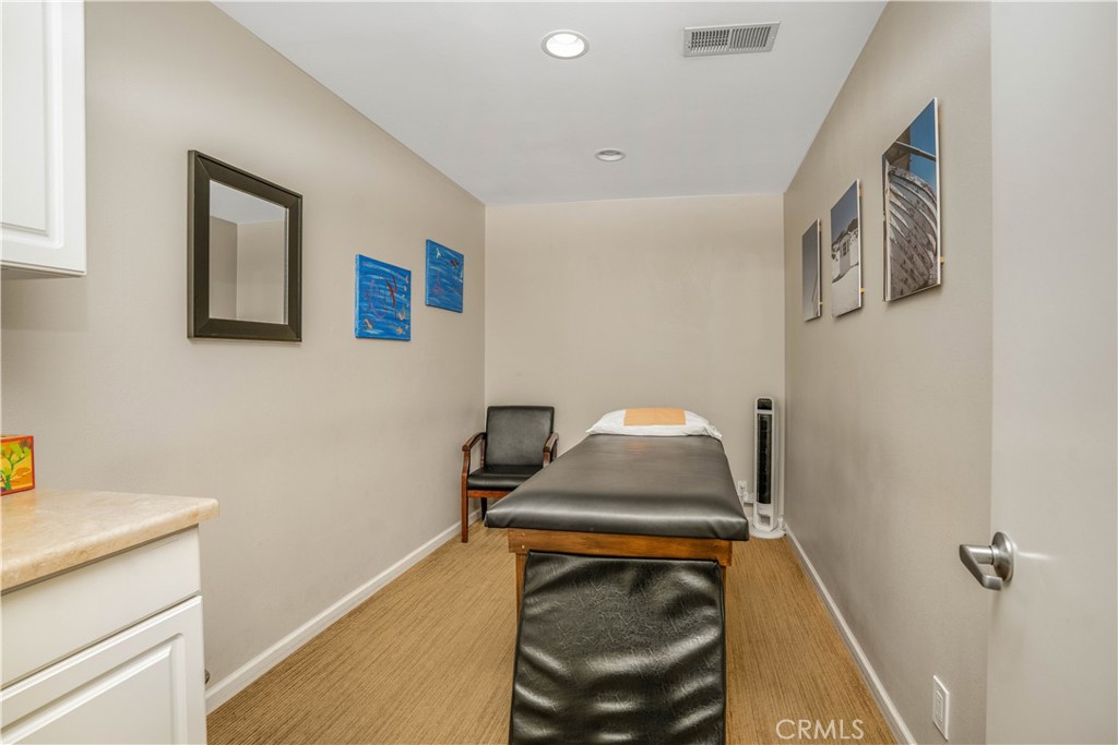 22151 Clarendon Street Property Photo 20