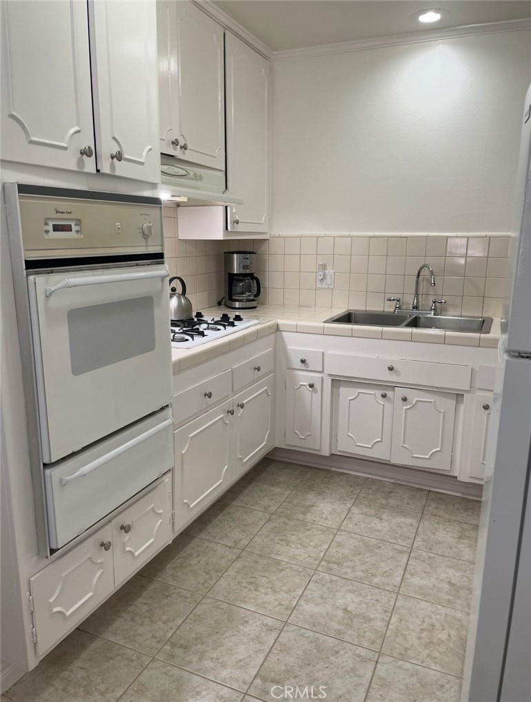 19114 Ave Of The Oaks B Property Photo 6