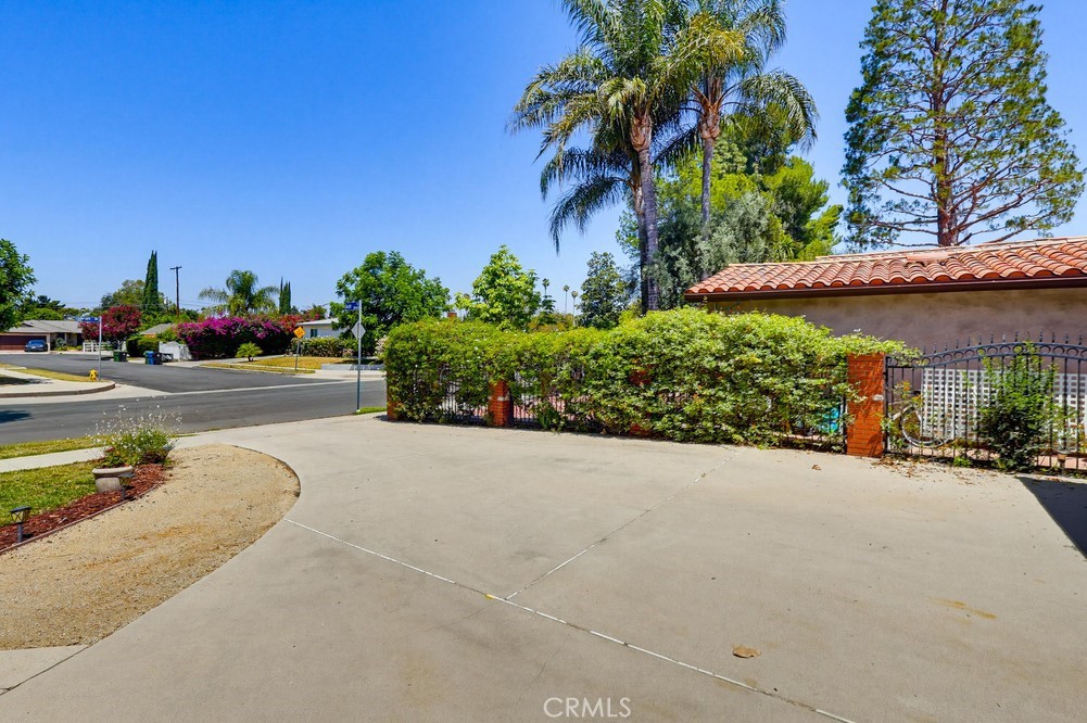 7058 Fullbright Property Photo 4