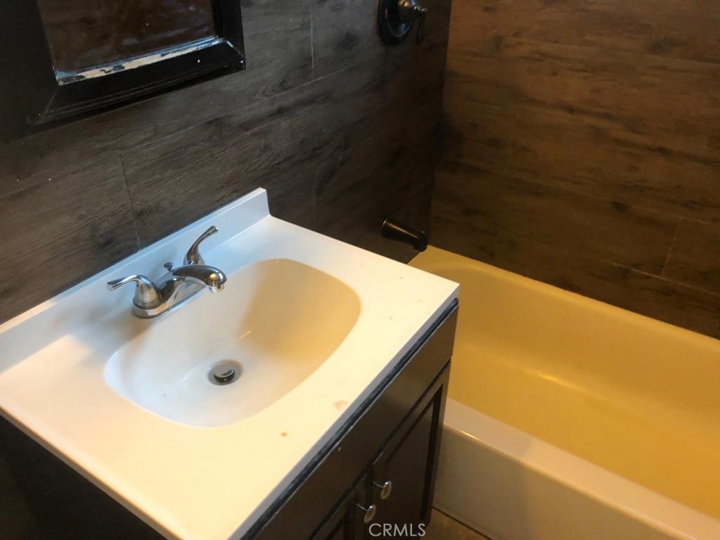 2026 S Ridgeley Property Photo 4