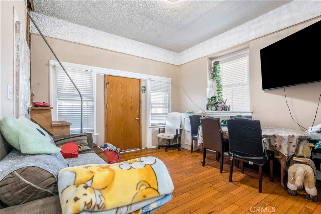 821 823 W 98th Street Property Photo 4