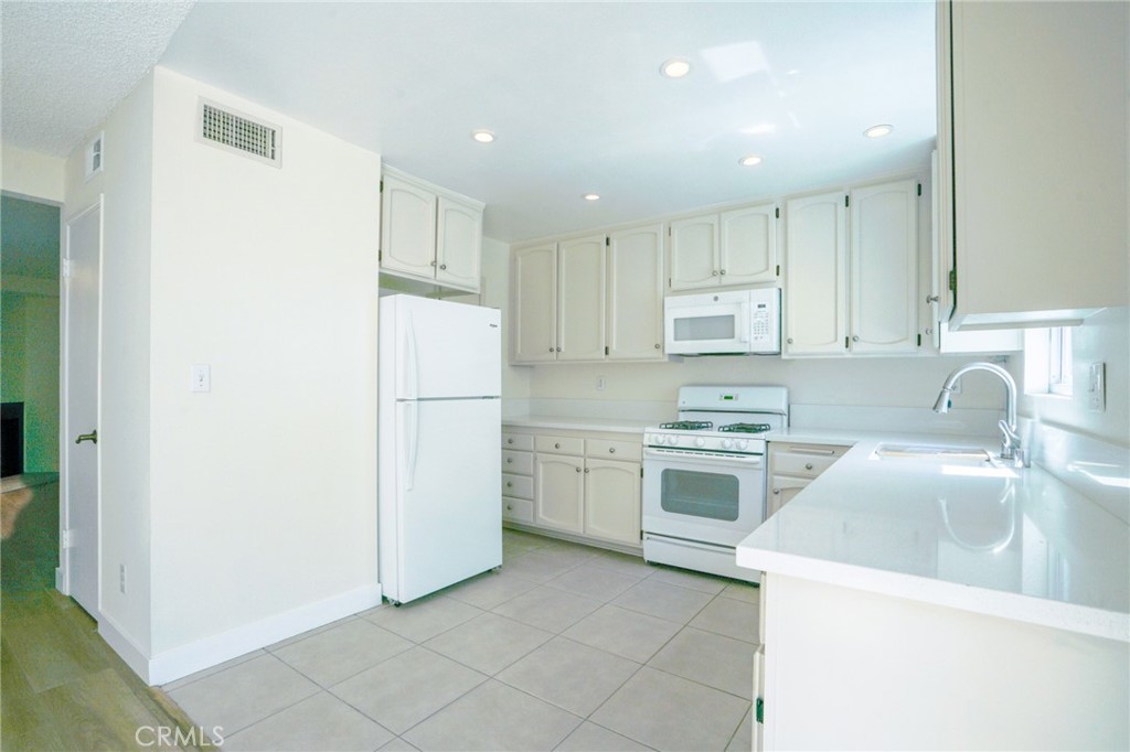 19231 Sherman Way 25 Property Photo 5