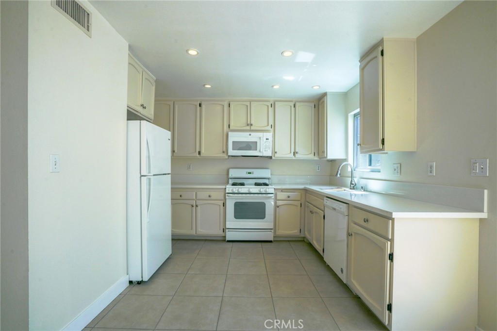 19231 Sherman Way 25 Property Photo 12