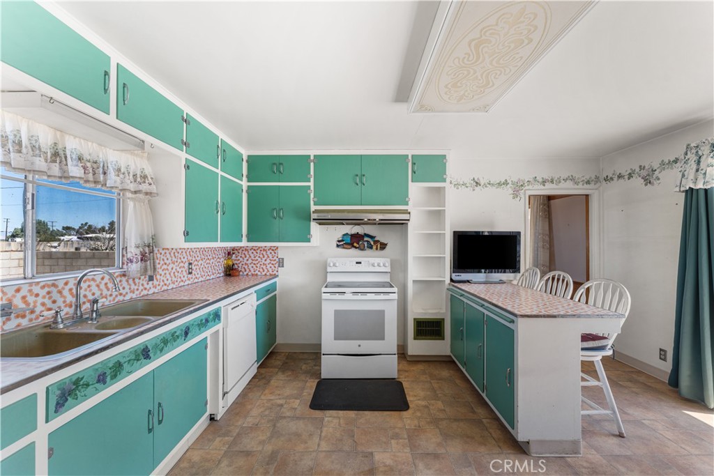 18123 Avenue A Property Photo 8