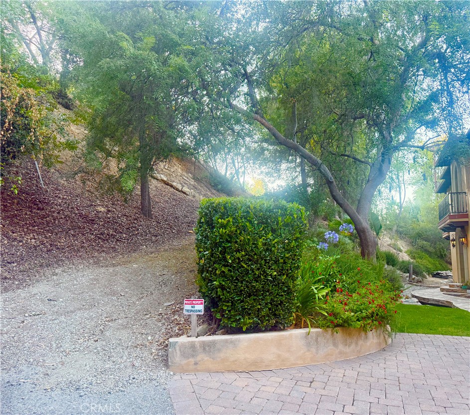 4551 Lindley Avenue Property Photo 11