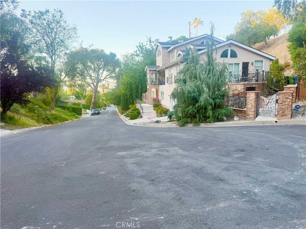 4551 Lindley Avenue Property Photo 13