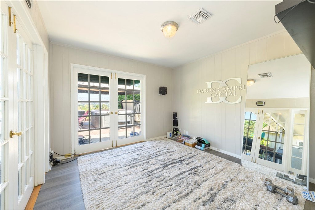 3633 Willowcrest Avenue Property Photo 8