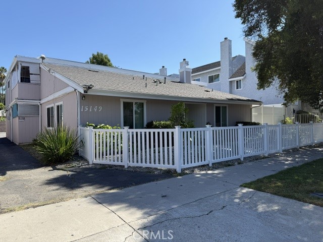 15149 Victory Boulevard Property Photo 1