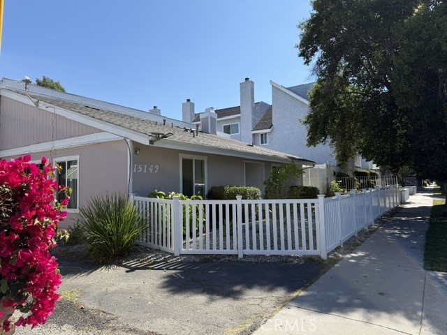 15149 Victory Boulevard Property Photo 2
