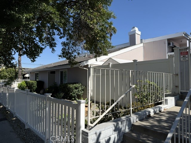 15149 Victory Boulevard Property Photo 5