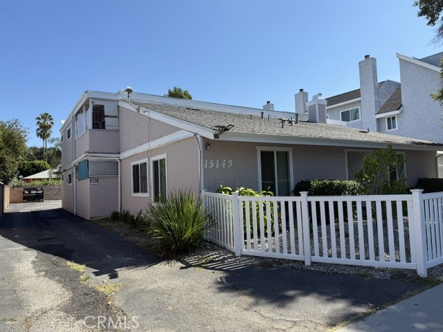 15149 Victory Boulevard Property Photo 6