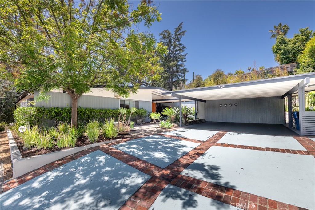 15626 Royal Ridge Property Photo 3