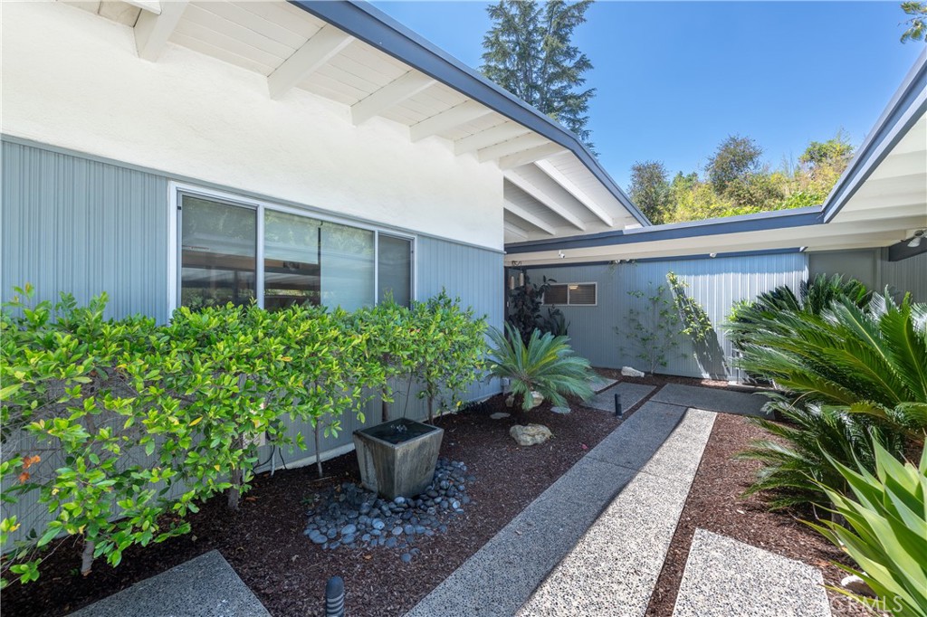 15626 Royal Ridge Property Photo 4