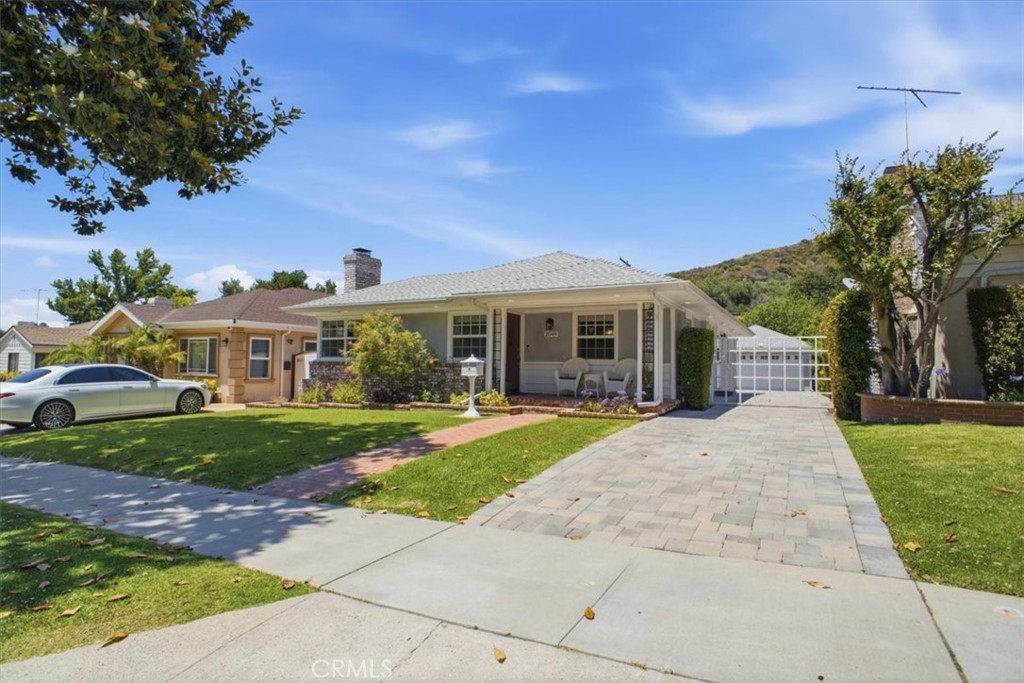 2049 E Glenoaks Property Photo 1