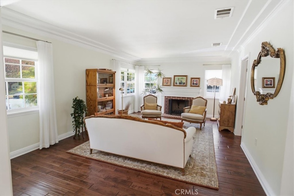 2049 E Glenoaks Property Photo 2