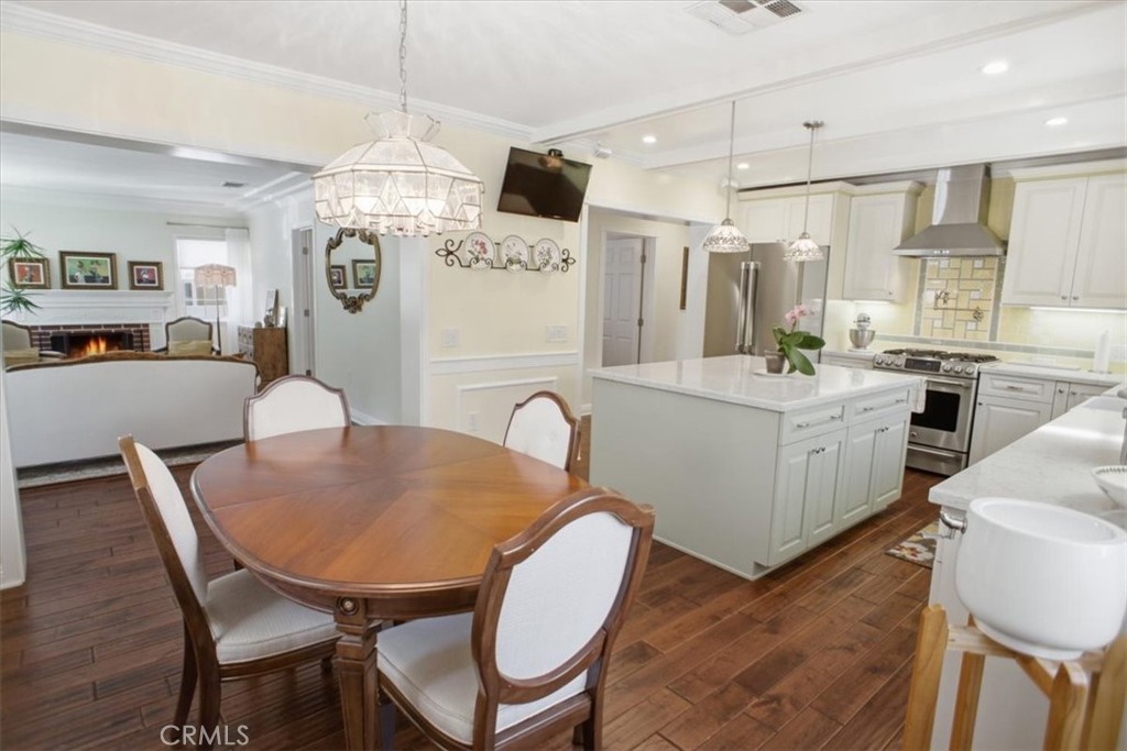 2049 E Glenoaks Property Photo 4