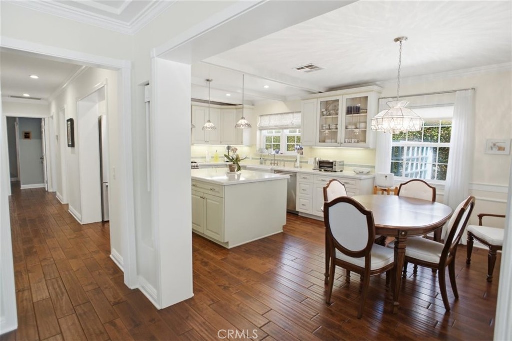 2049 E Glenoaks Property Photo 5