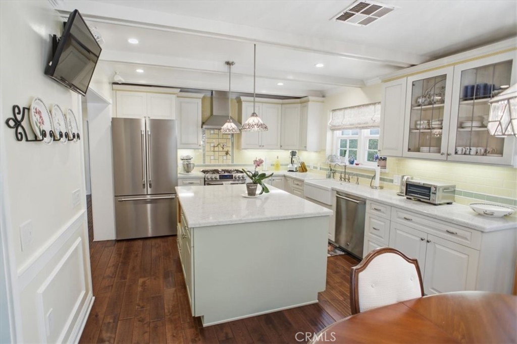 2049 E Glenoaks Property Photo 6