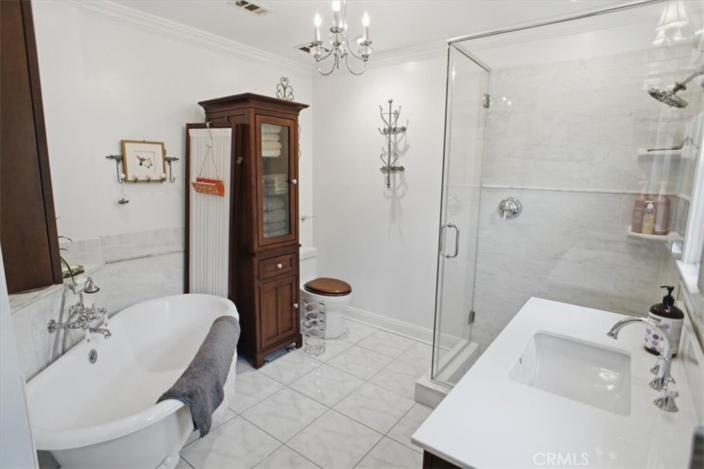 2049 E Glenoaks Property Photo 11