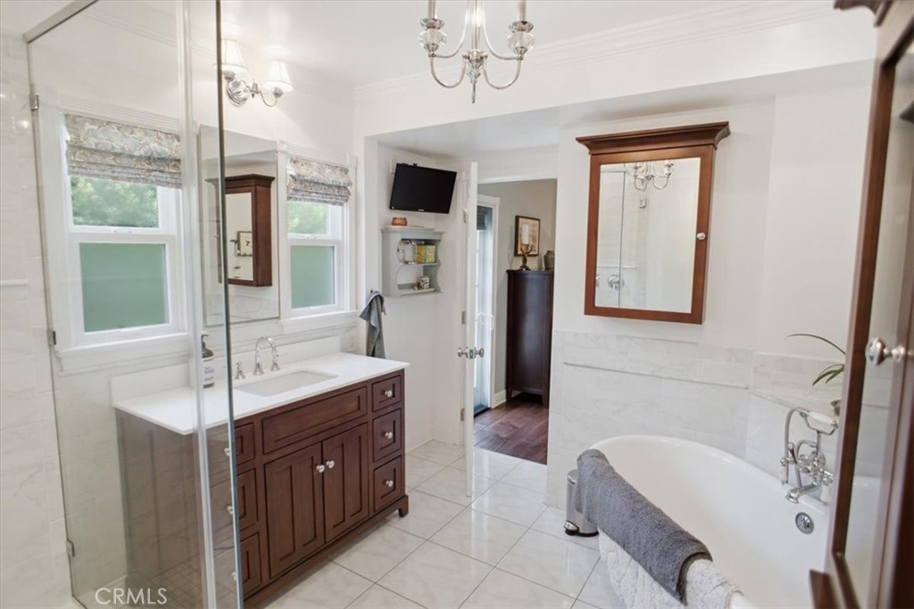 2049 E Glenoaks Property Photo 12
