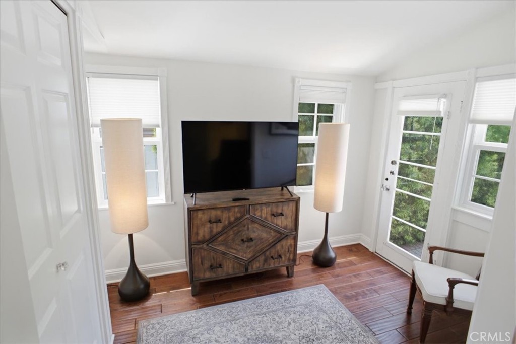 2049 E Glenoaks Property Photo 15