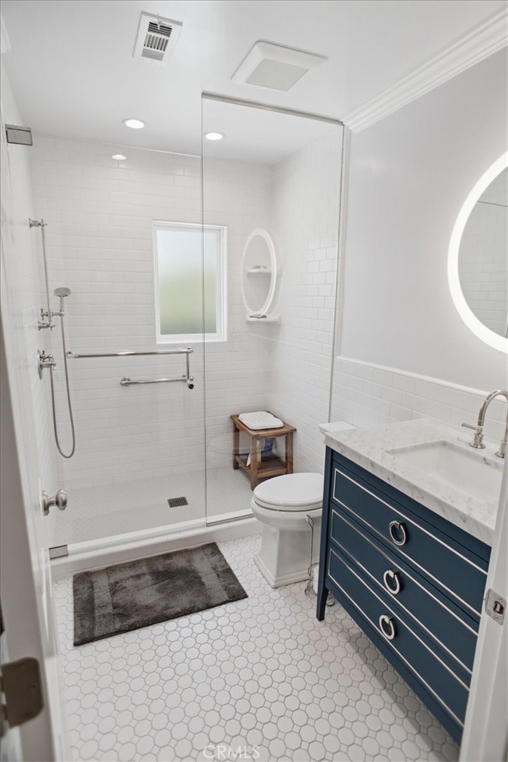 2049 E Glenoaks Property Photo 16