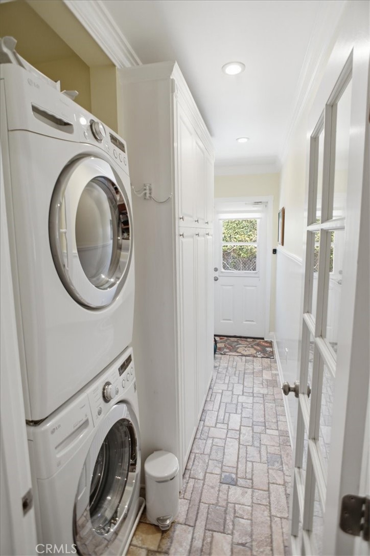 2049 E Glenoaks Property Photo 17