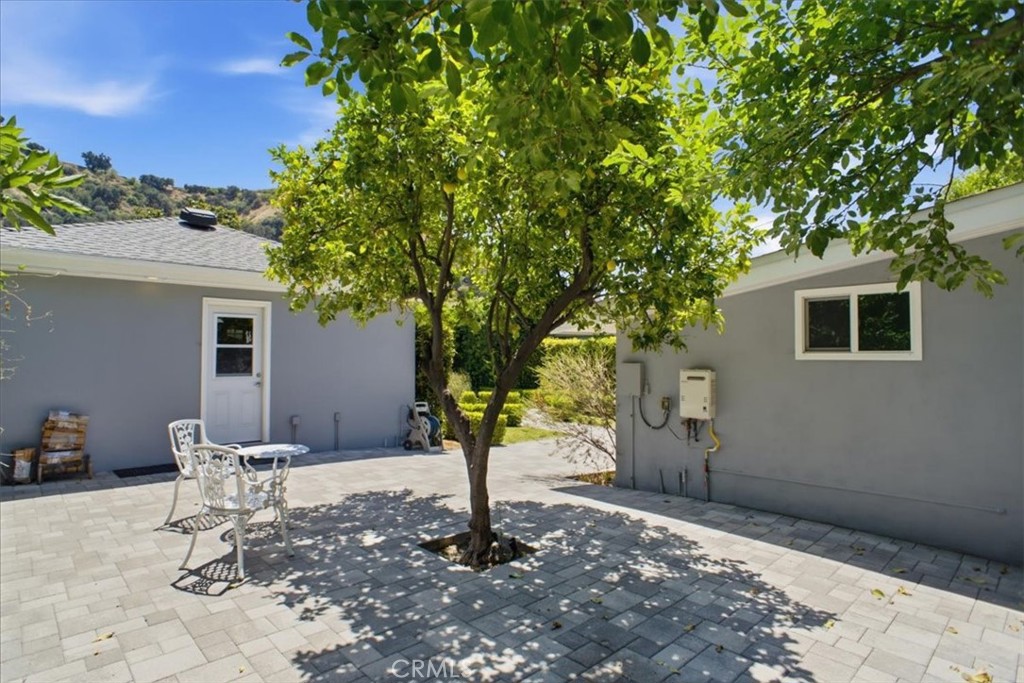 2049 E Glenoaks Property Photo 18