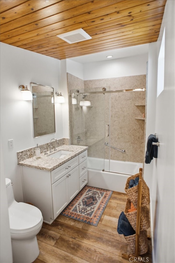 2049 E Glenoaks Property Photo 23
