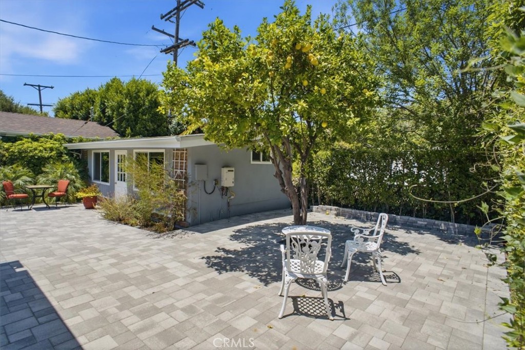 2049 E Glenoaks Property Photo 24