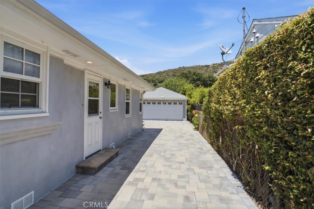 2049 E Glenoaks Property Photo 26