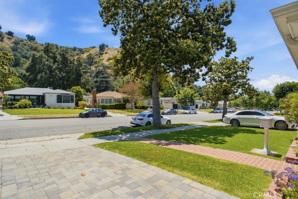 2049 E Glenoaks Property Photo 29
