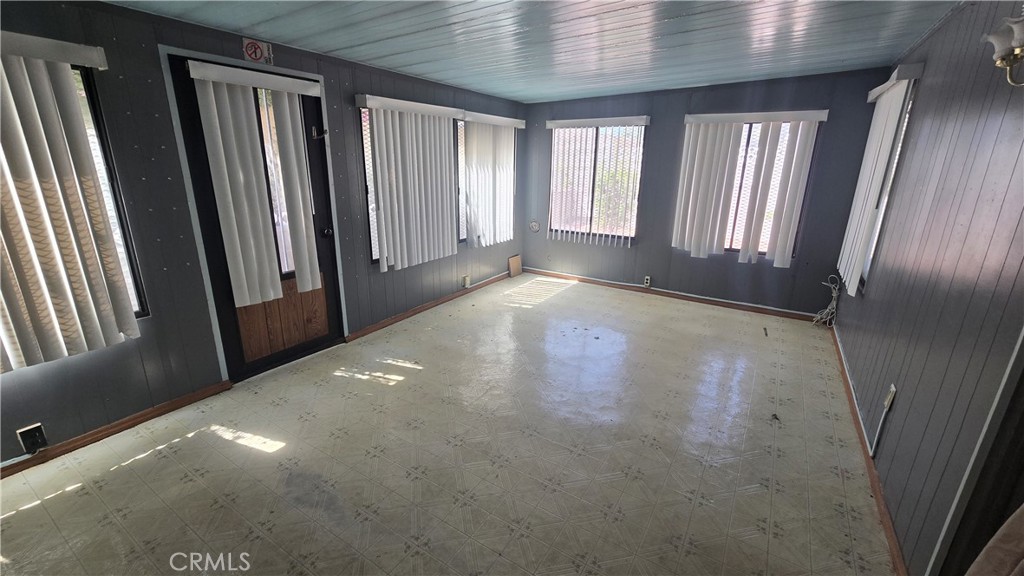 37023 29th E Property Photo 14