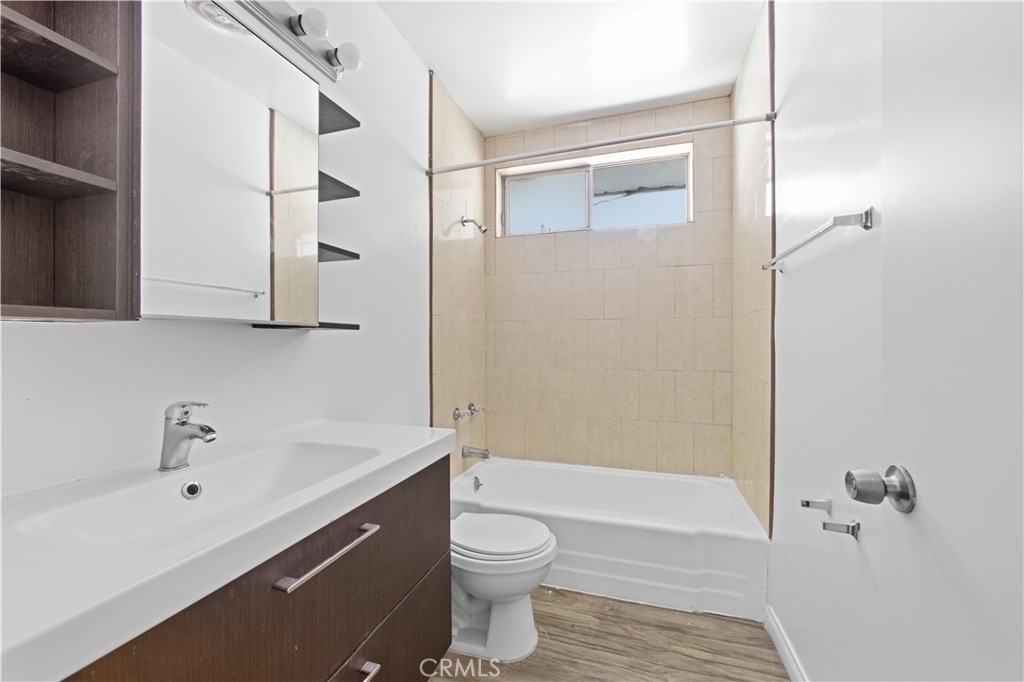 5168 Yarmouth Ave 16 Property Photo 14