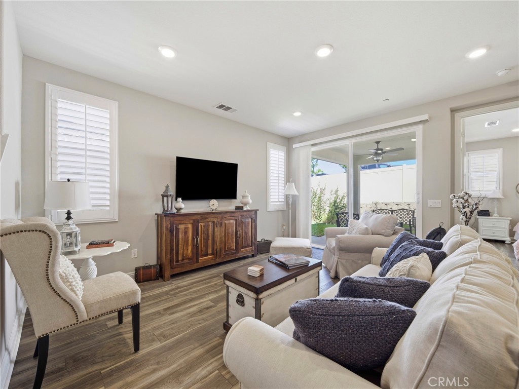 20558 Martingale Property Photo 3