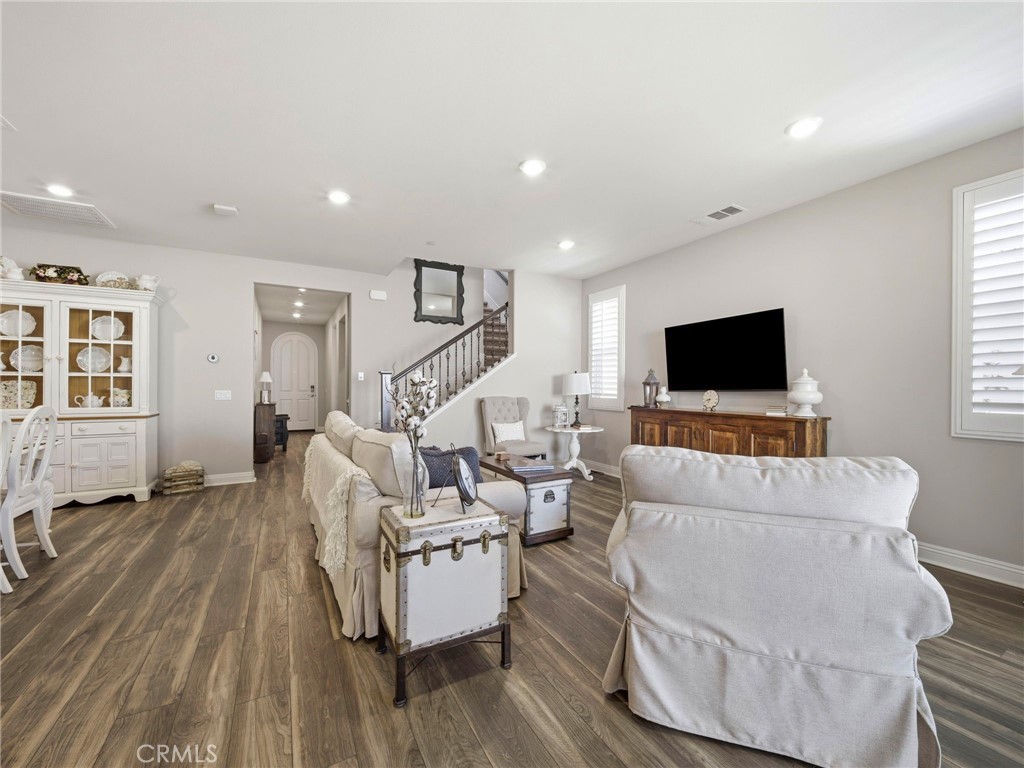 20558 Martingale Property Photo 4