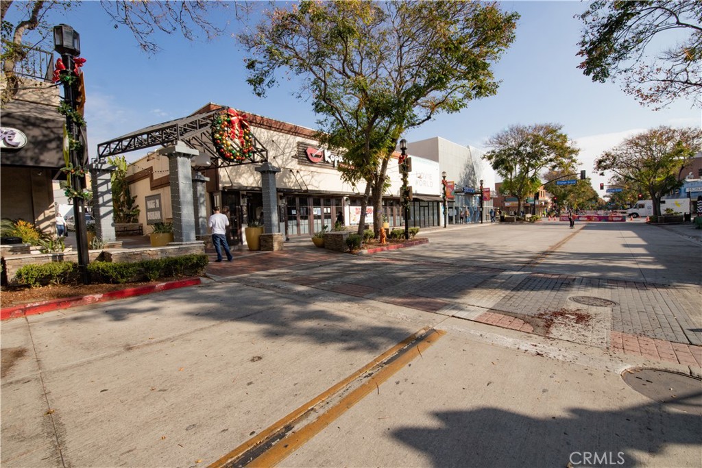 212 N San Fernando Boulevard Property Photo 9