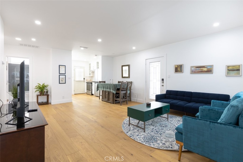 6036 Lindley Property Photo 4