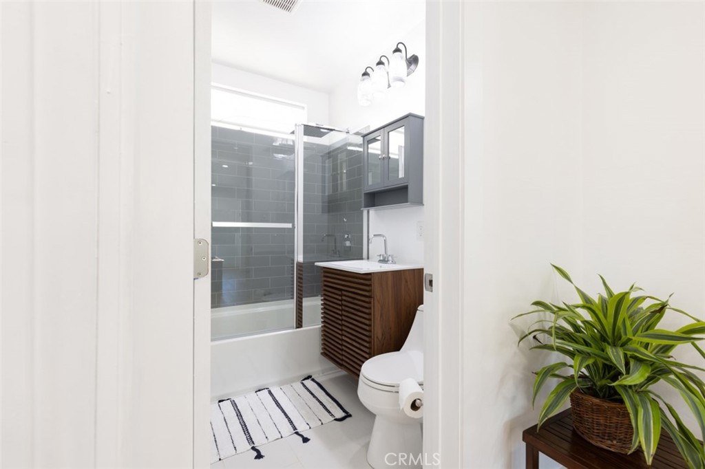 6036 Lindley Property Photo 10