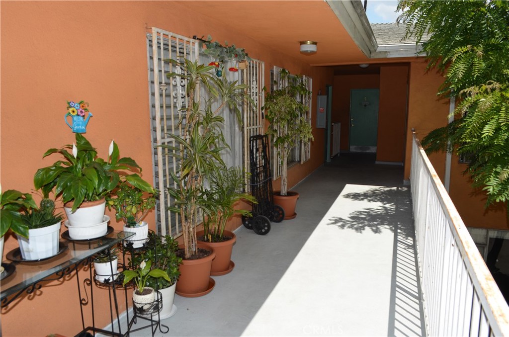 749 S Berendo Property Photo 8