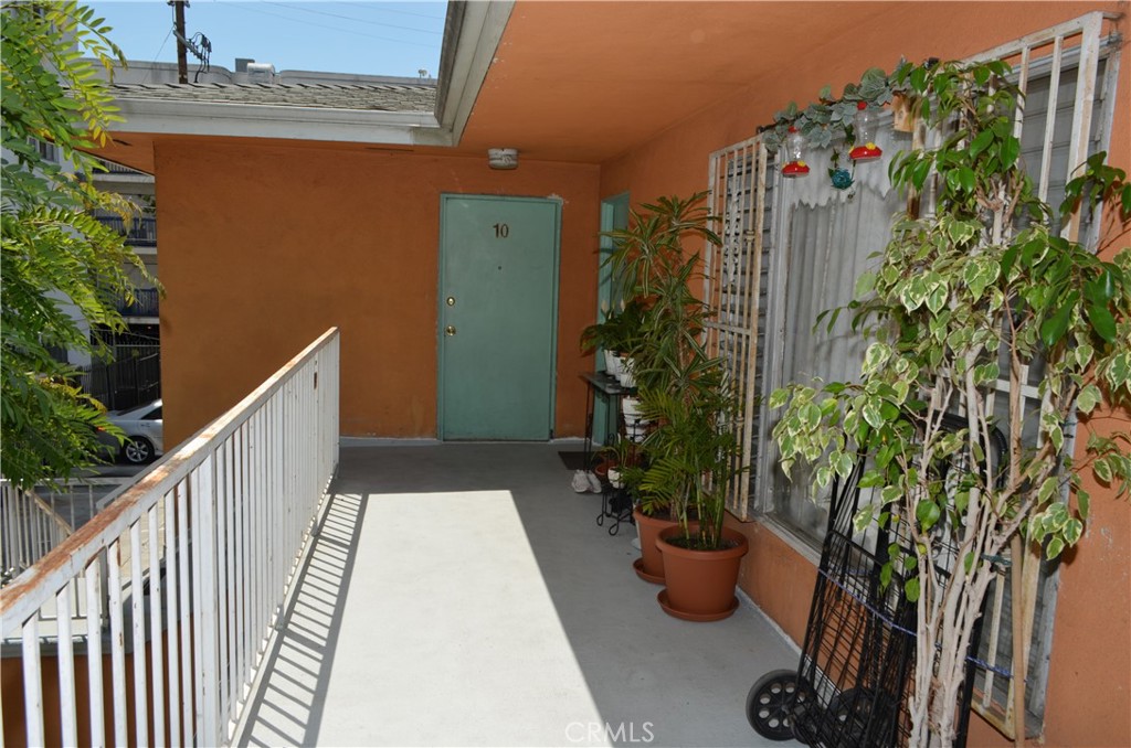 749 S Berendo Property Photo 9