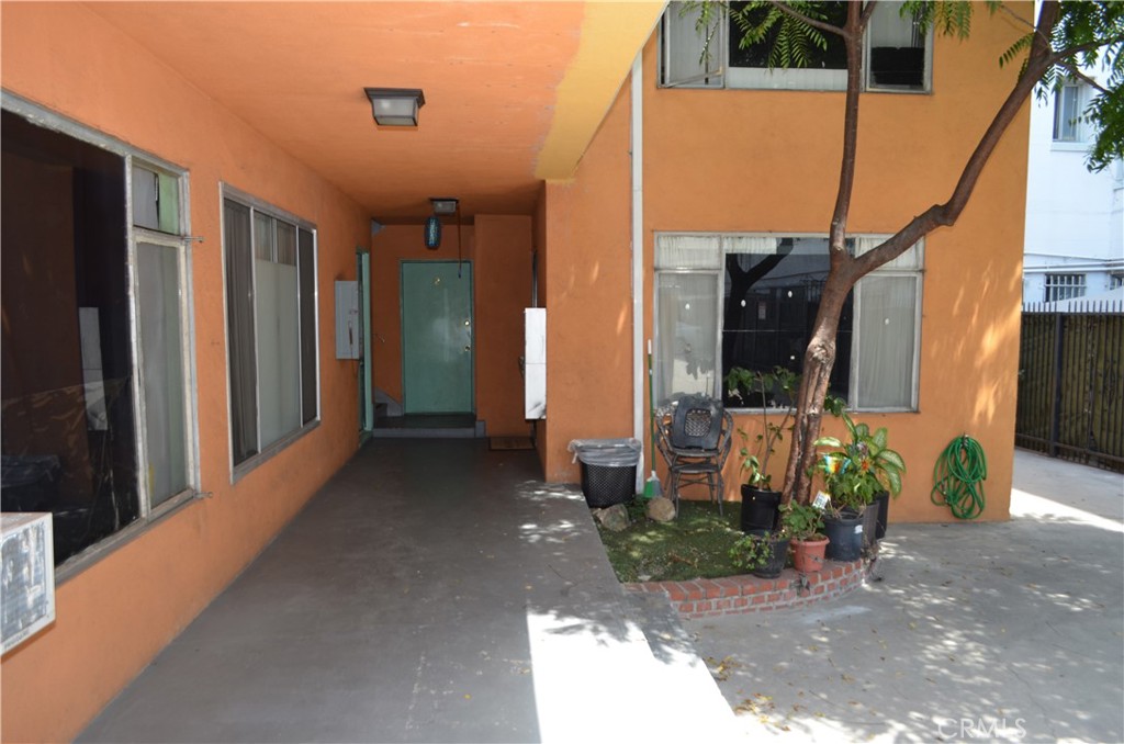 749 S Berendo Property Photo 12