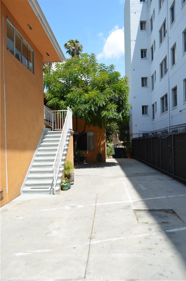 749 S Berendo Property Photo 14