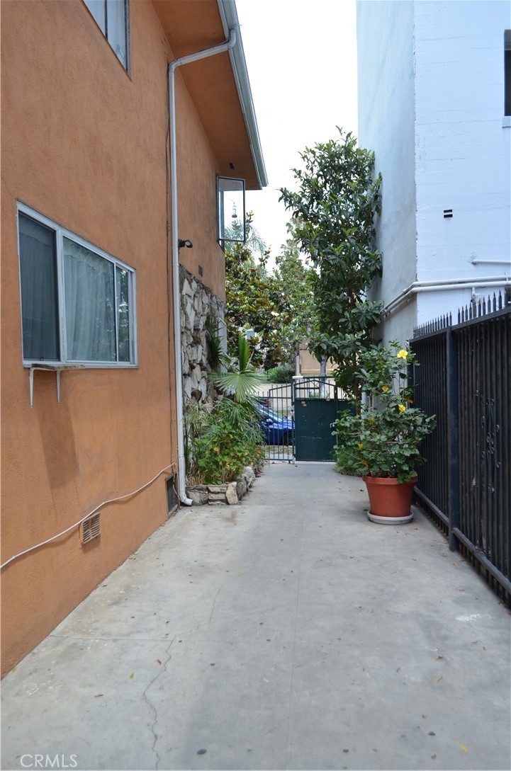 749 S Berendo Property Photo 18