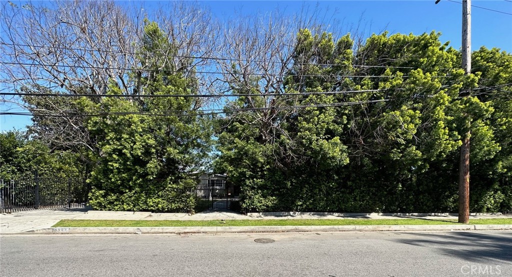 5504 Tyrone Avenue Property Photo 5